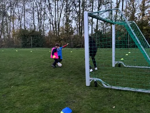 Kylan och mörkret smyger sig på och i och med höstlovet så tränade laget sina sista träningar på Klagshamns fina uteplaner 