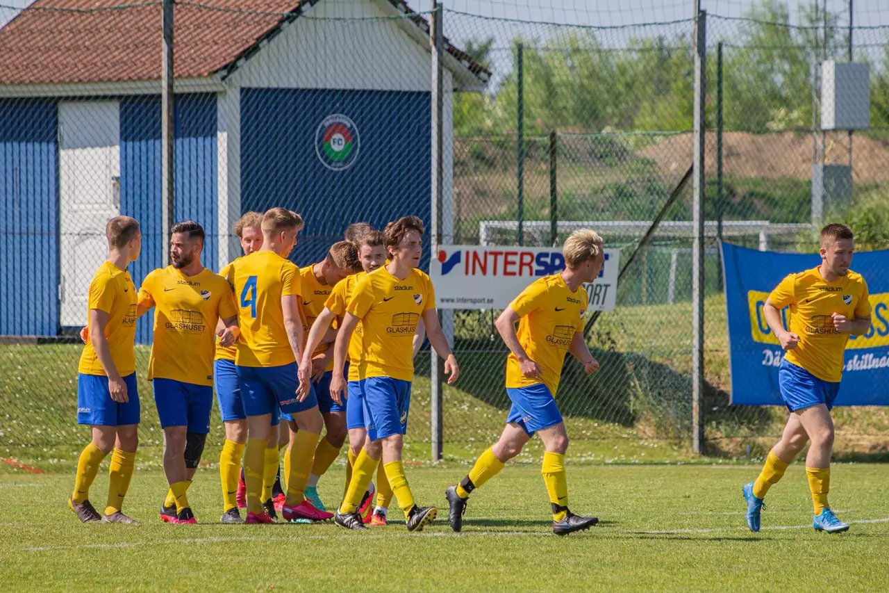 Oskar Mellden kramas om efter sitt 2-3 mål.