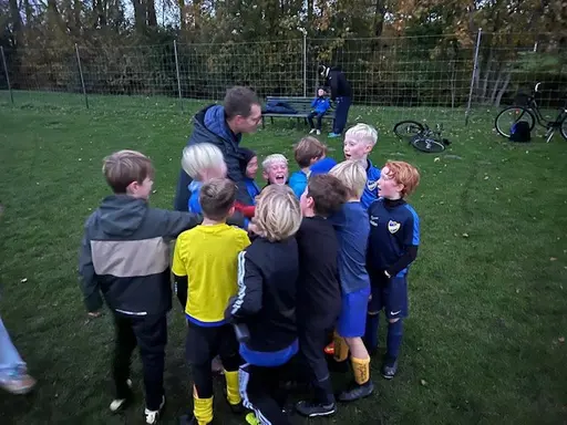 Kylan och mörkret smyger sig på och i och med höstlovet så tränade laget sina sista träningar på Klagshamns fina uteplaner 