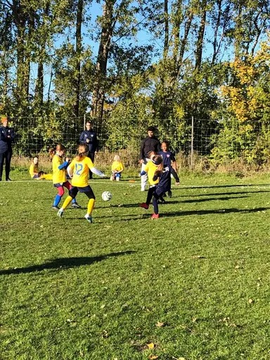 Det här året är tjejerna 7-8 år gamla och de spelar fortfarande 5-manna