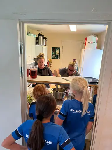 Grymt trevlig första fotbollsläger med tjejerna på "himmaplan" i Klagshamn. Bra träningsfokus blandat med roliga aktiviteter och gruppövningar.