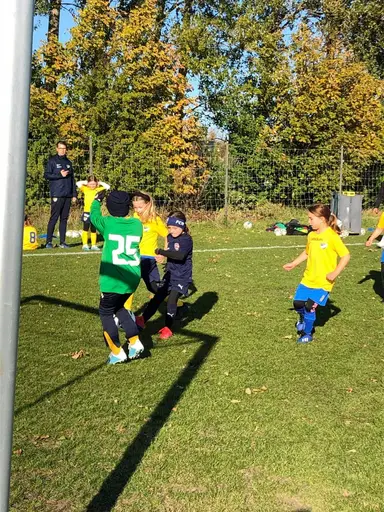 Det här året är tjejerna 7-8 år gamla och de spelar fortfarande 5-manna