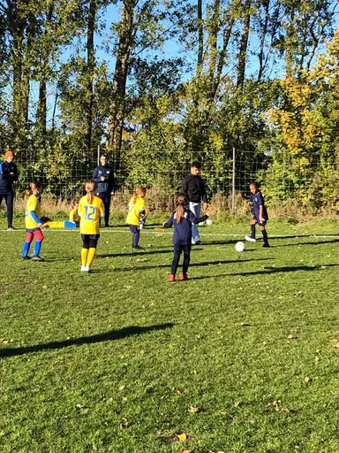 Det här året är tjejerna 7-8 år gamla och de spelar fortfarande 5-manna