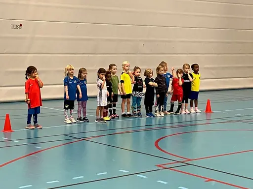 Att lyssna och fokusera på vad tränarna säger är en viktig del.