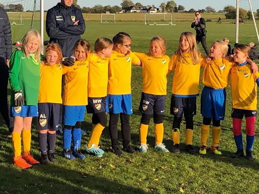 Det här året är tjejerna 7-8 år gamla och de spelar fortfarande 5-manna