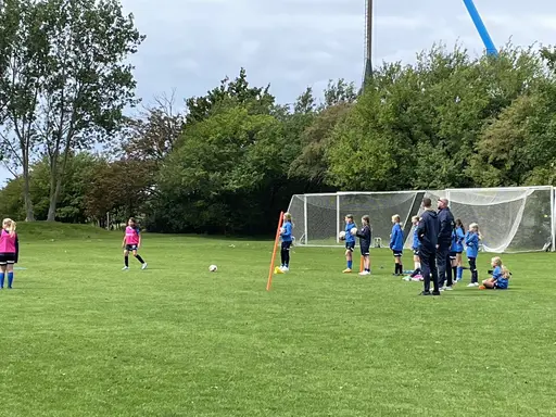 Grymt trevlig första fotbollsläger med tjejerna på "himmaplan" i Klagshamn. Bra träningsfokus blandat med roliga aktiviteter och gruppövningar.