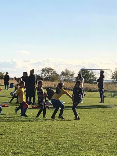 Det här året är tjejerna 7-8 år gamla och de spelar fortfarande 5-manna