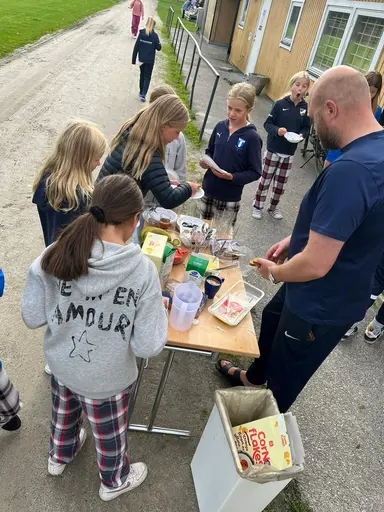 Grymt trevlig första fotbollsläger med tjejerna på "himmaplan" i Klagshamn. Bra träningsfokus blandat med roliga aktiviteter och gruppövningar.