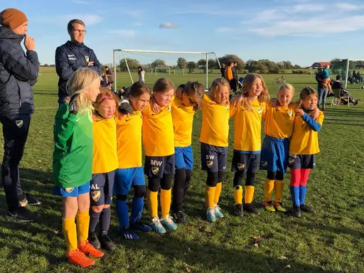 Det här året är tjejerna 7-8 år gamla och de spelar fortfarande 5-manna