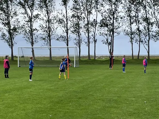 Grymt trevlig första fotbollsläger med tjejerna på "himmaplan" i Klagshamn. Bra träningsfokus blandat med roliga aktiviteter och gruppövningar.