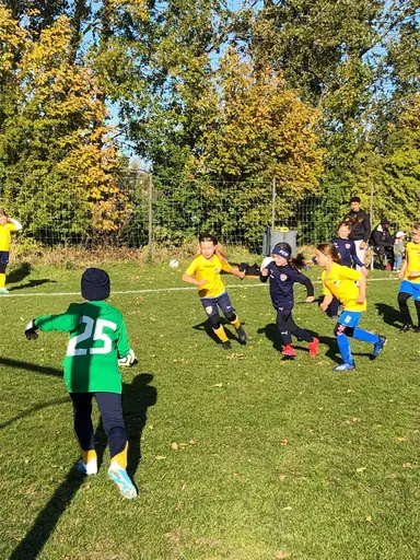 Det här året är tjejerna 7-8 år gamla och de spelar fortfarande 5-manna
