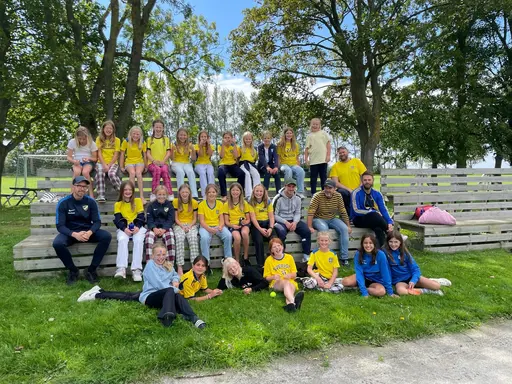 Grymt trevlig första fotbollsläger med tjejerna på "himmaplan" i Klagshamn. Bra träningsfokus blandat med roliga aktiviteter och gruppövningar.
