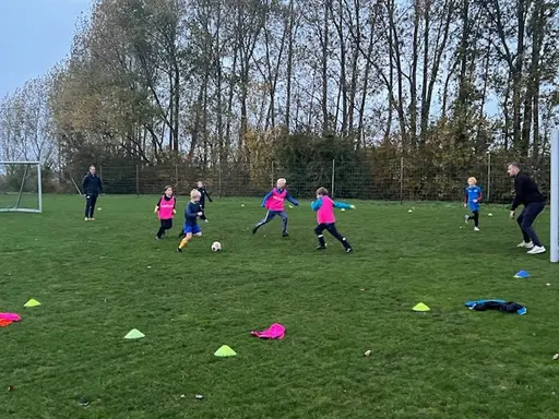 Kylan och mörkret smyger sig på och i och med höstlovet så tränade laget sina sista träningar på Klagshamns fina uteplaner 