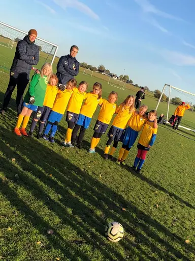 Det här året är tjejerna 7-8 år gamla och de spelar fortfarande 5-manna