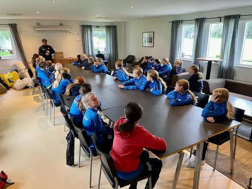 Grymt trevlig första fotbollsläger med tjejerna på "himmaplan" i Klagshamn. Bra träningsfokus blandat med roliga aktiviteter och gruppövningar.