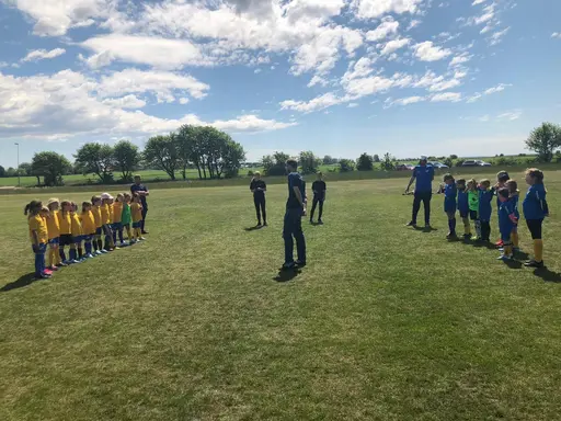 Det här året är tjejerna 7-8 år gamla och de spelar fortfarande 5-manna