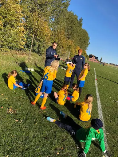 Det här året är tjejerna 7-8 år gamla och de spelar fortfarande 5-manna