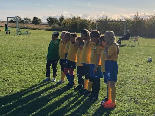 Det här året är tjejerna 7-8 år gamla och de spelar fortfarande 5-manna