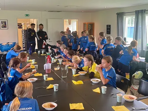 Grymt trevlig första fotbollsläger med tjejerna på "himmaplan" i Klagshamn. Bra träningsfokus blandat med roliga aktiviteter och gruppövningar.