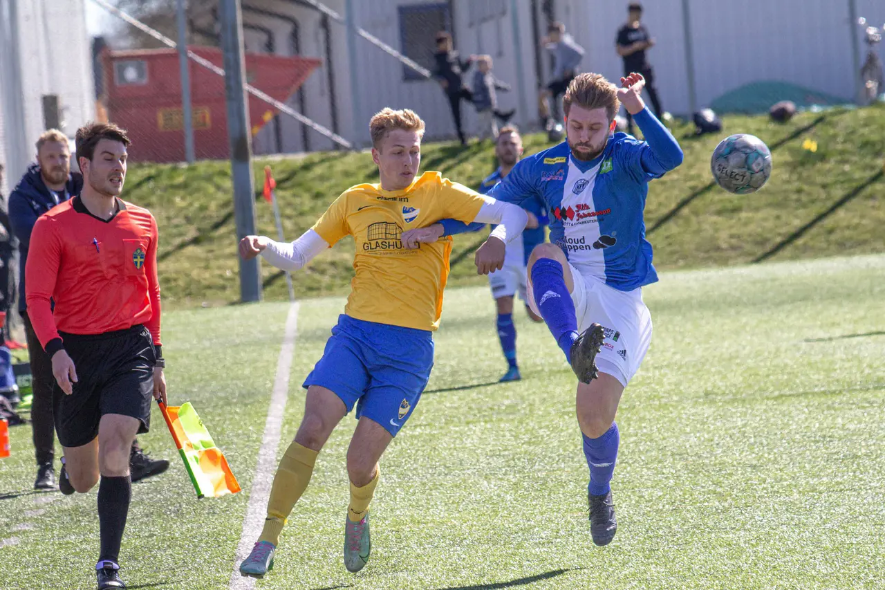 Oskar Melldén i närkamp med KFF-spelare.