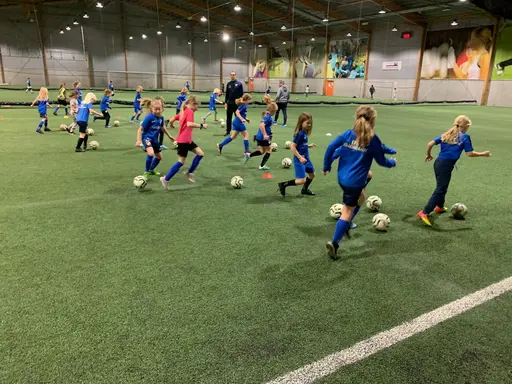 Truppen växer, inflation i fotbollstjejer, nu består truppen av ca 18 tjejer!