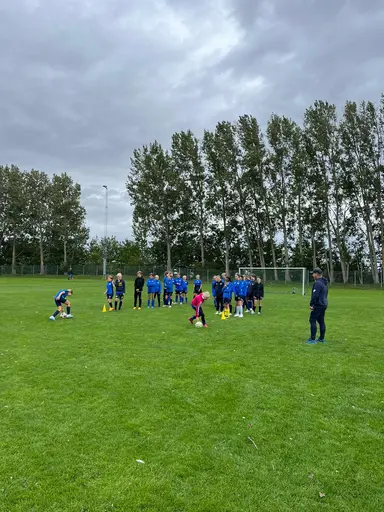 Grymt trevlig första fotbollsläger med tjejerna på "himmaplan" i Klagshamn. Bra träningsfokus blandat med roliga aktiviteter och gruppövningar.