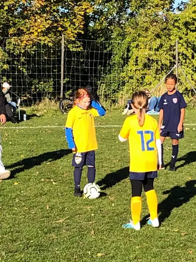 Det här året är tjejerna 7-8 år gamla och de spelar fortfarande 5-manna