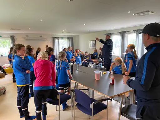 Grymt trevlig första fotbollsläger med tjejerna på "himmaplan" i Klagshamn. Bra träningsfokus blandat med roliga aktiviteter och gruppövningar.