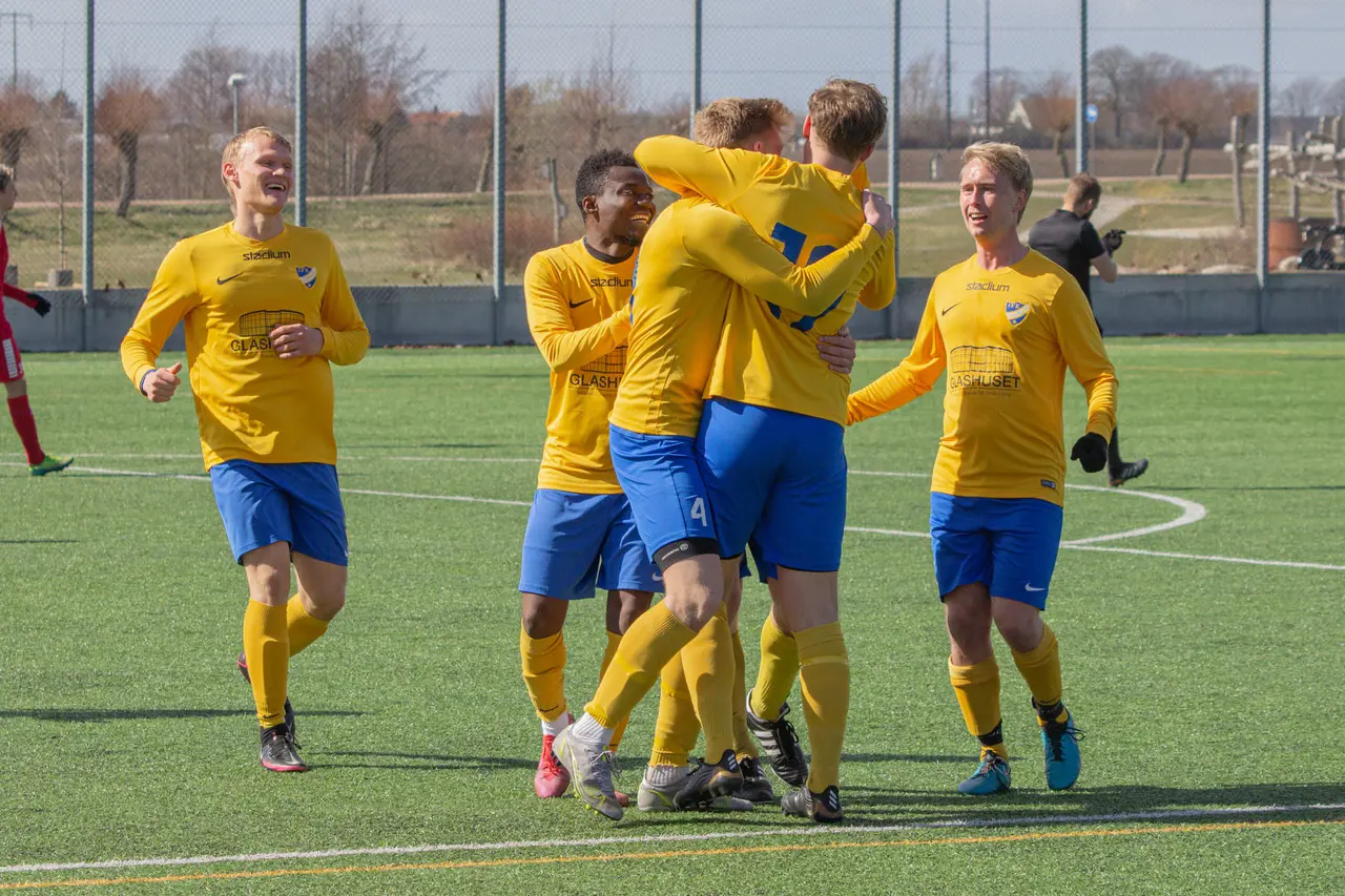 Jesper Bengtsson kramas om efter sitt andra mål för dagen.