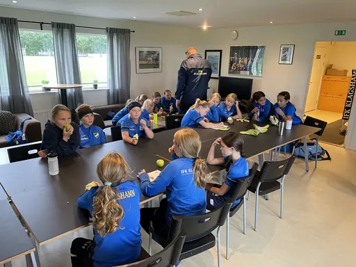Grymt trevlig första fotbollsläger med tjejerna på "himmaplan" i Klagshamn. Bra träningsfokus blandat med roliga aktiviteter och gruppövningar.