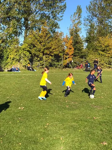 Det här året är tjejerna 7-8 år gamla och de spelar fortfarande 5-manna