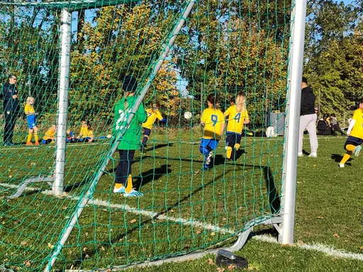 Det här året är tjejerna 7-8 år gamla och de spelar fortfarande 5-manna