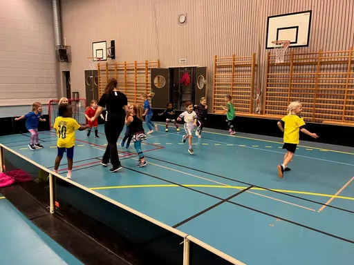 Att lyssna och fokusera på vad tränarna säger är en viktig del.