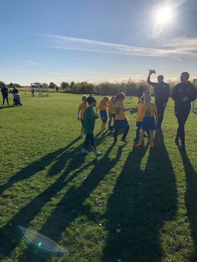 Det här året är tjejerna 7-8 år gamla och de spelar fortfarande 5-manna