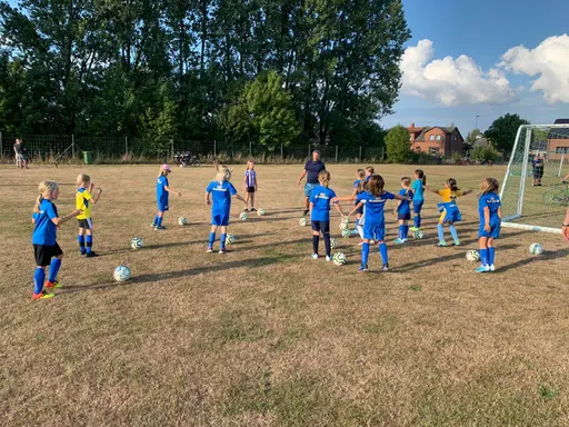 Det här året är tjejerna 7-8 år gamla och de spelar fortfarande 5-manna
