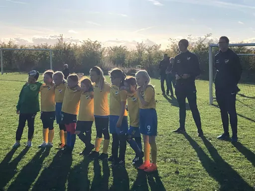 Det här året är tjejerna 7-8 år gamla och de spelar fortfarande 5-manna