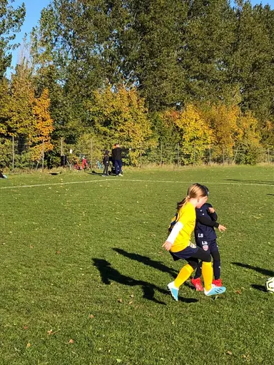 Det här året är tjejerna 7-8 år gamla och de spelar fortfarande 5-manna