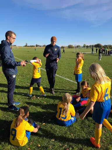 Det här året är tjejerna 7-8 år gamla och de spelar fortfarande 5-manna