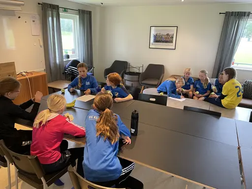 Grymt trevlig första fotbollsläger med tjejerna på "himmaplan" i Klagshamn. Bra träningsfokus blandat med roliga aktiviteter och gruppövningar.