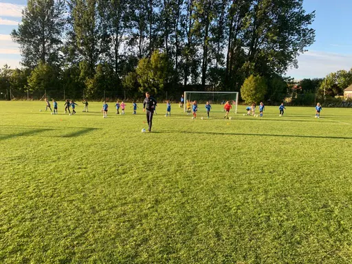 Det här året är tjejerna 7-8 år gamla och de spelar fortfarande 5-manna