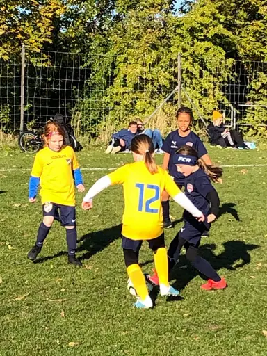 Det här året är tjejerna 7-8 år gamla och de spelar fortfarande 5-manna