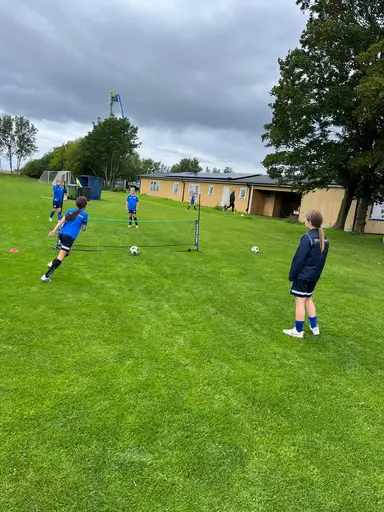 Grymt trevlig första fotbollsläger med tjejerna på "himmaplan" i Klagshamn. Bra träningsfokus blandat med roliga aktiviteter och gruppövningar.