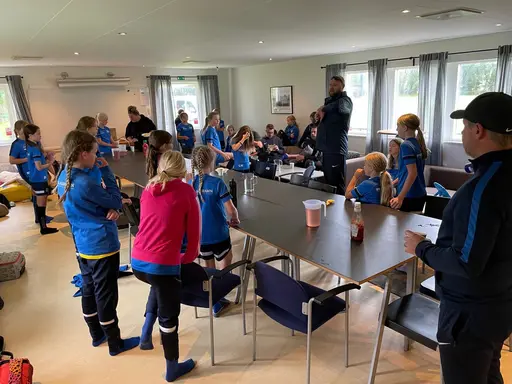 Grymt trevlig första fotbollsläger med tjejerna på "himmaplan" i Klagshamn. Bra träningsfokus blandat med roliga aktiviteter och gruppövningar.