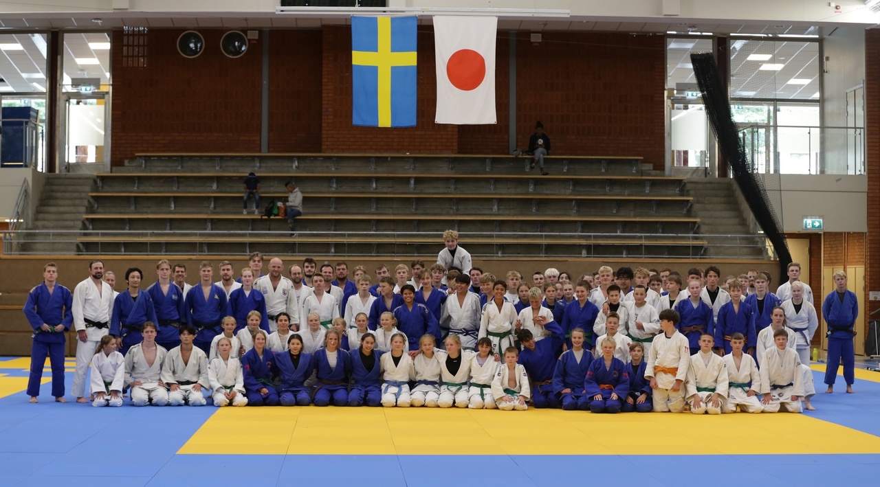 Söndagens Green Hill läger bjöd på glada miner och bra träning.