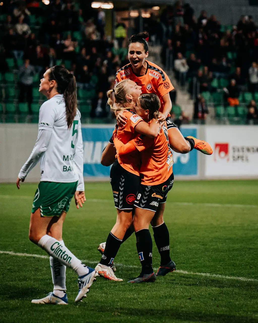 Emelia Oskarsdottir firar sitt första mål i Damallsvenskan.