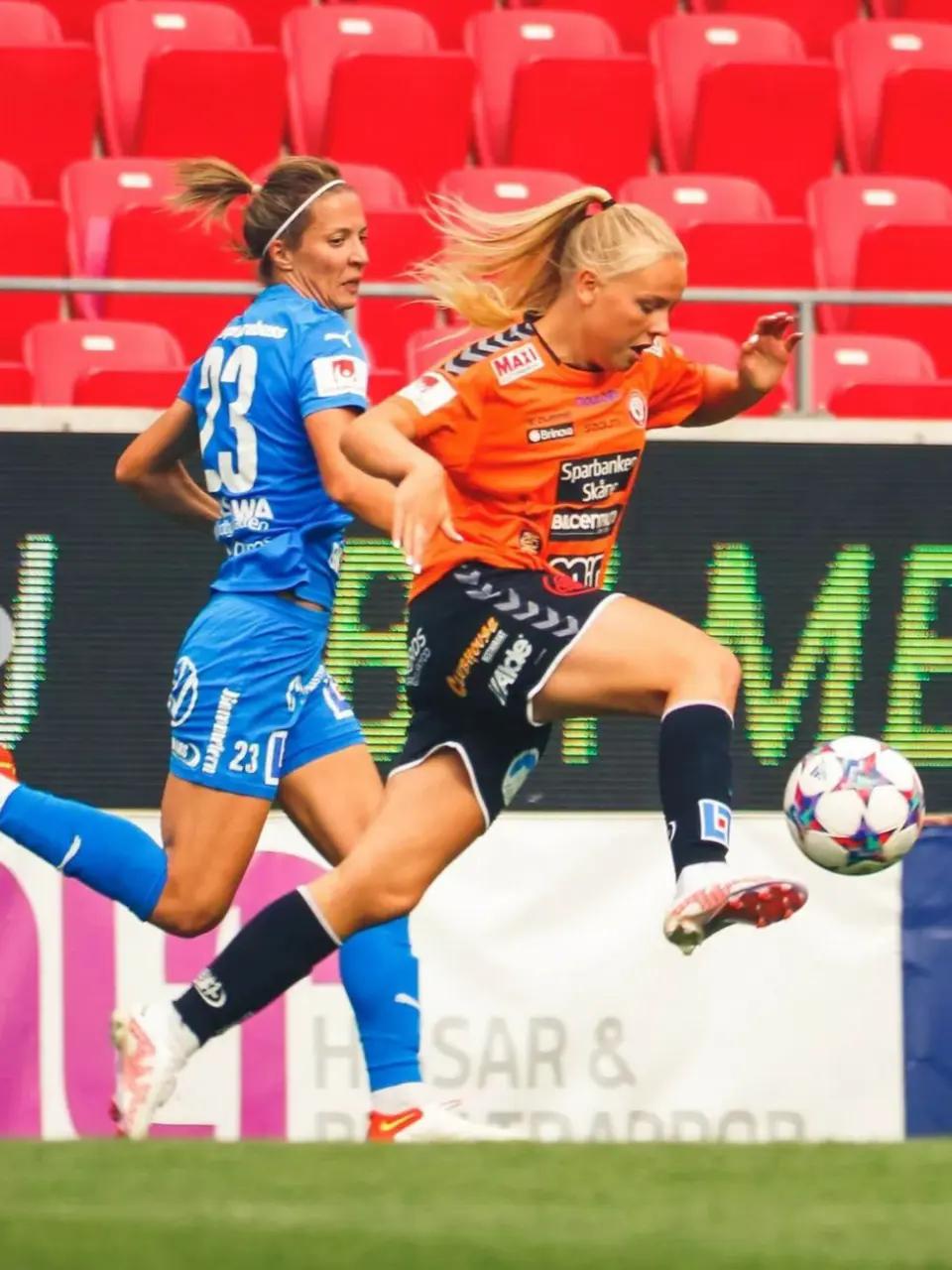 Fokuserad Emelia Oskarsdottir på väg mot mål. Foto:Issa Sjöstedt