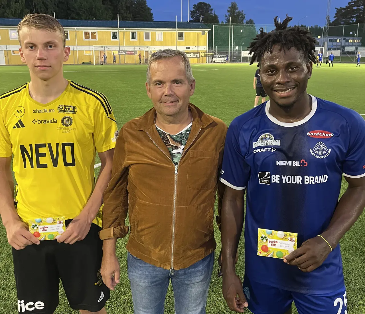 Hampus Stoltz och Ifeanyi Joseph fick pris av Notabs Kjell Nilsson.