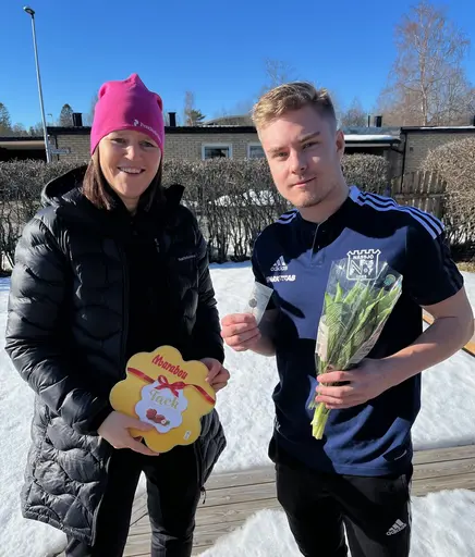 Hanna gratulerade med choklad, blommor och bronsmärke.
