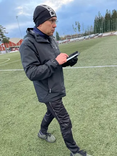 Landets vassaste fingrar när det gäller ”Min Fotboll”, Mats Sturesson med telefonen, samt Ago, Alex och Tobbe efter matchen