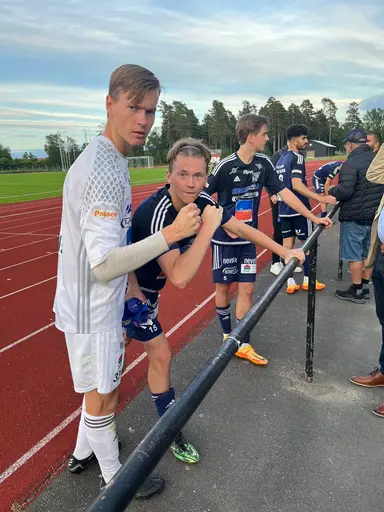 Målskyttarna Danneman och Milos Mladenovic samt Isak och Alex Almström, Alfons Cantby och Momo Sheijk efter segern mot Kisa.